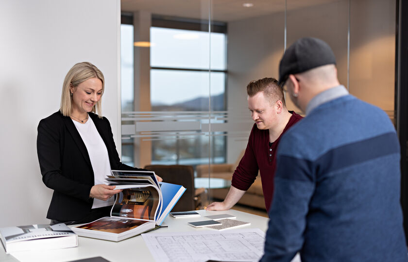 Arkitekter jobber med forslagstegning