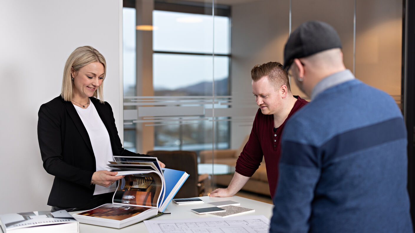Arkitekter jobber med forslagstegning